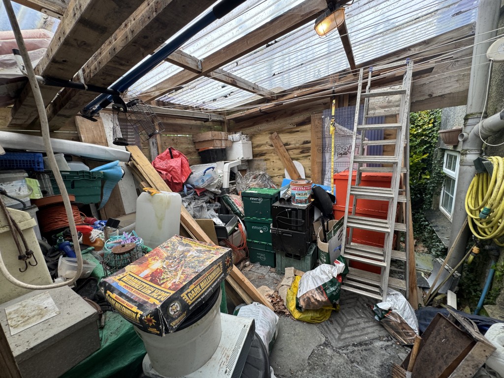 Lot: 112 - DETACHED COTTAGE FOR IMPROVEMENT - Storage shed